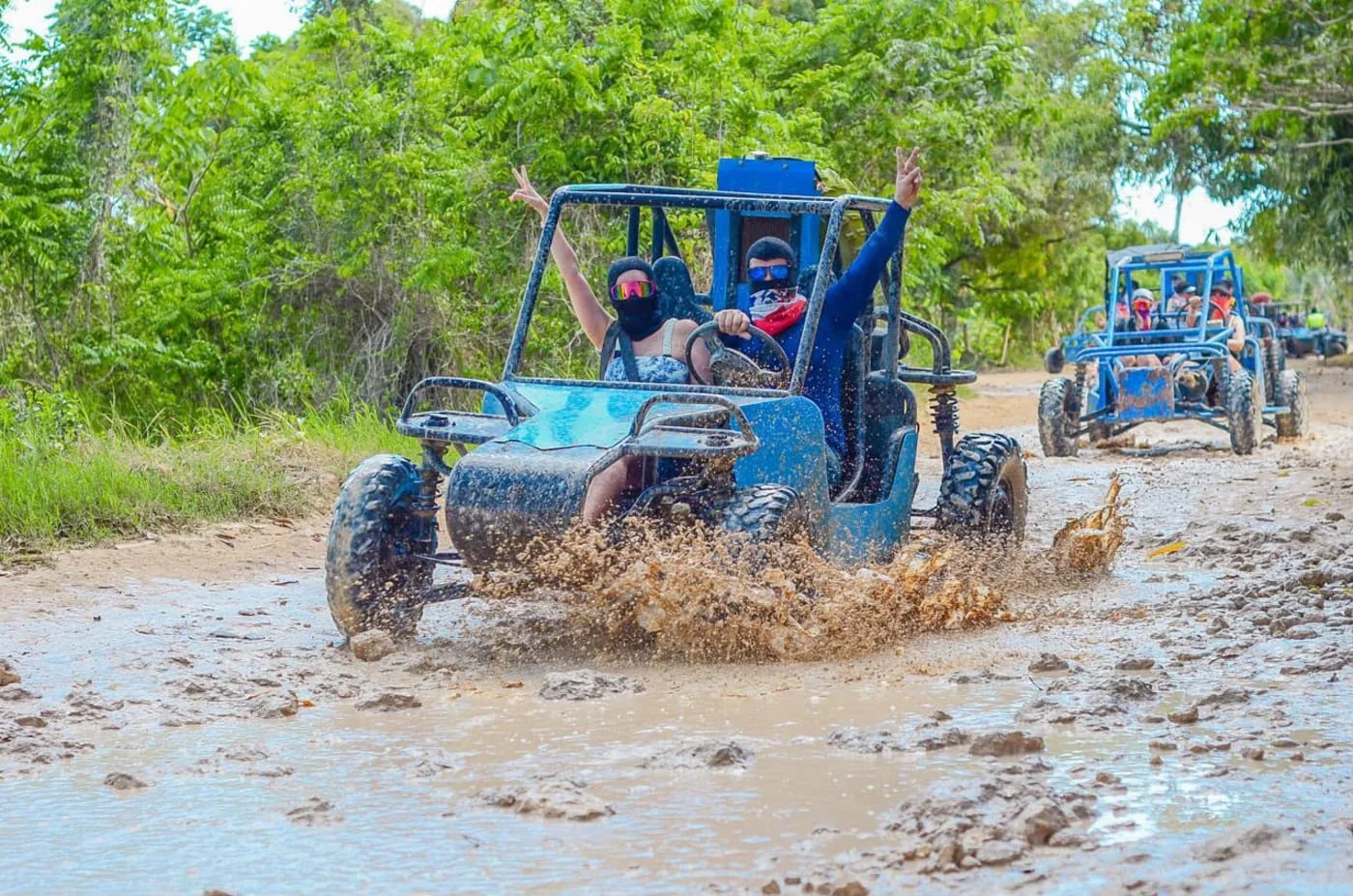 Familie im Buggy auf einer schlammigen Piste in Punta Cana