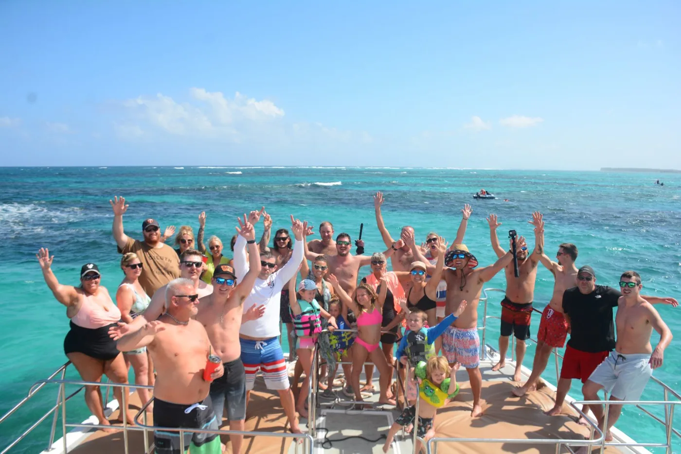 Tanzende Gäste auf dem Trip2-Partykatamaran vor dem Strand von Bávaro