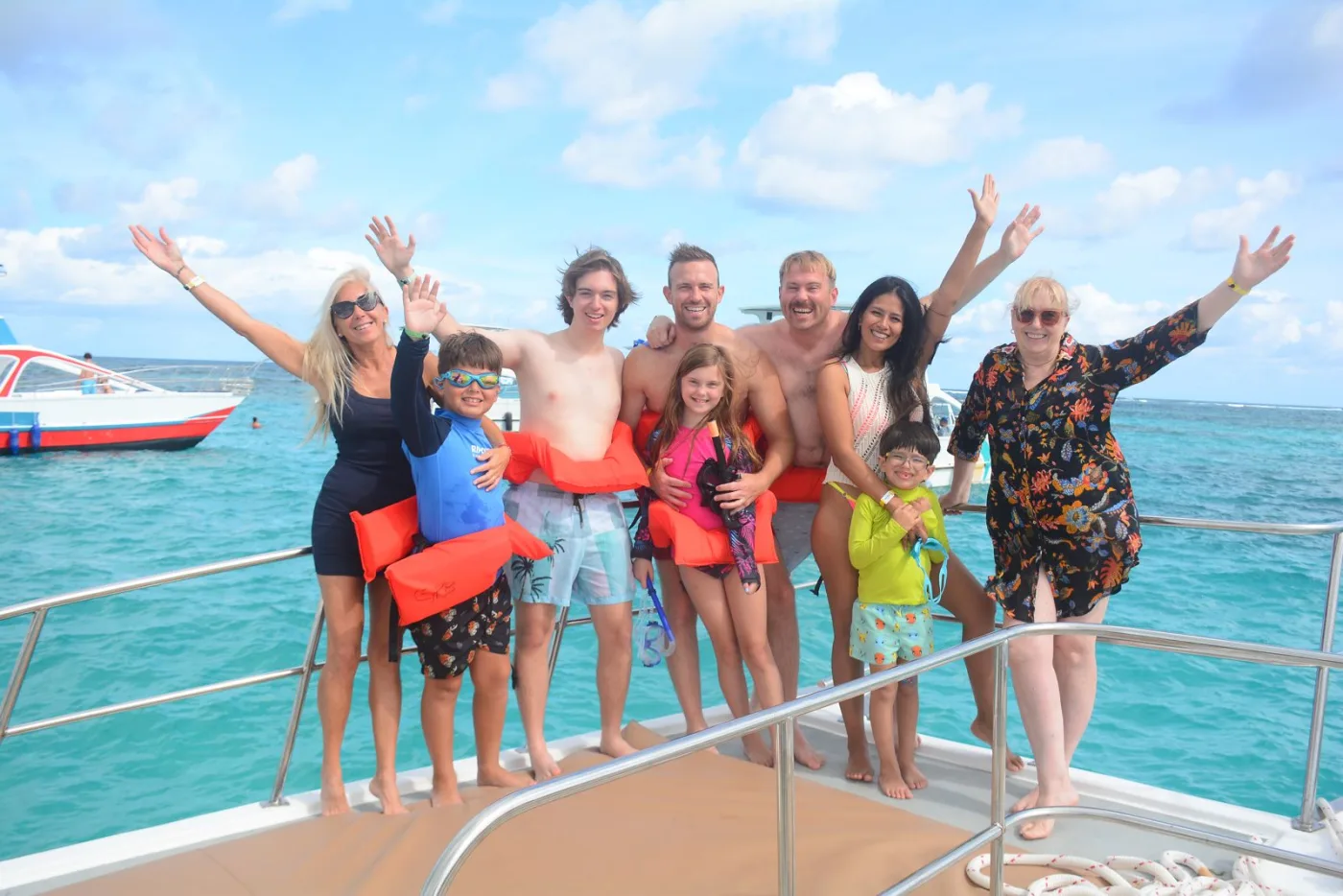Parasailing über dem Strand von Bávaro mit dem Katamaran darunter