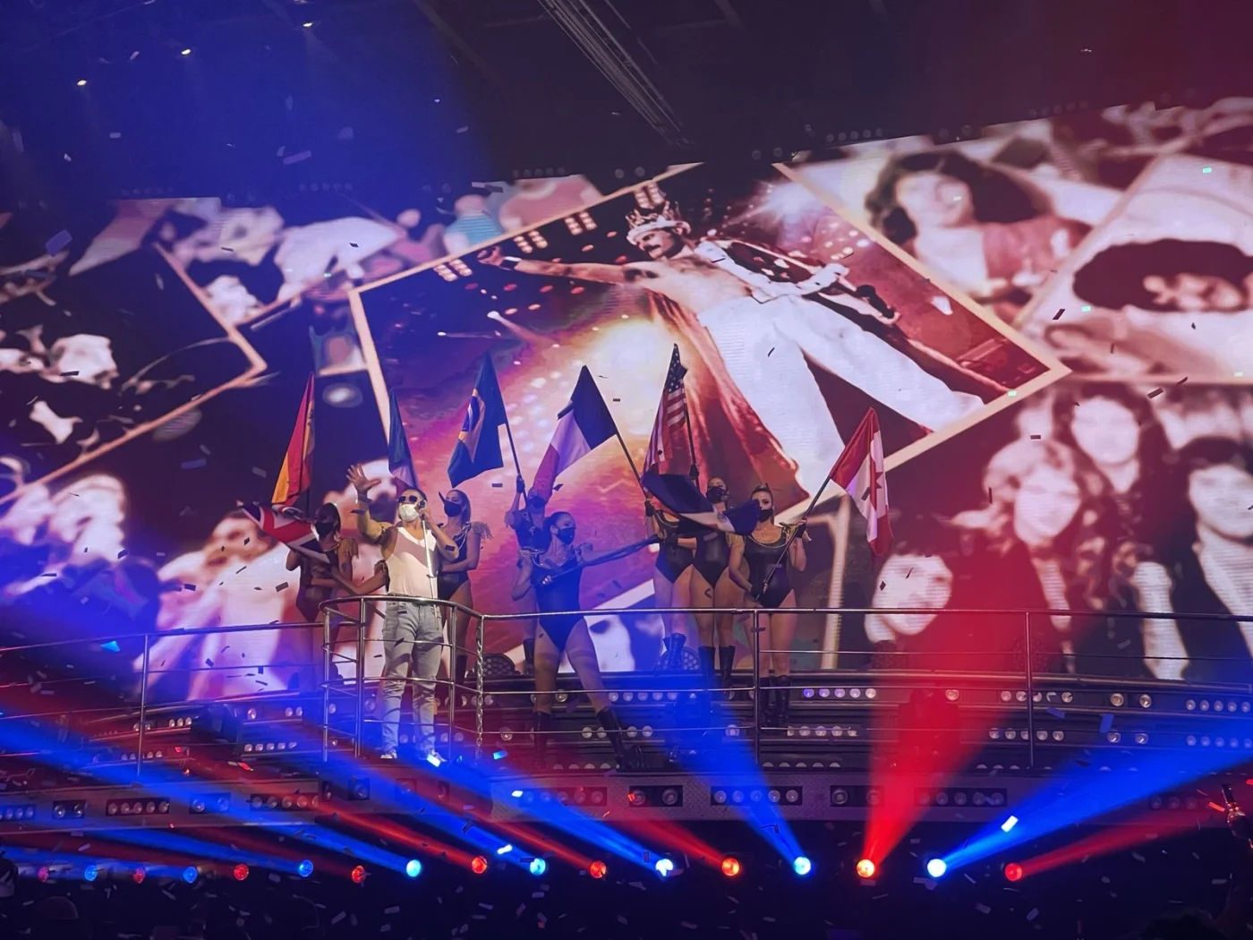 Show im Coco Bongo Punta Cana mit Tänzern und Akrobaten über dem Publikum