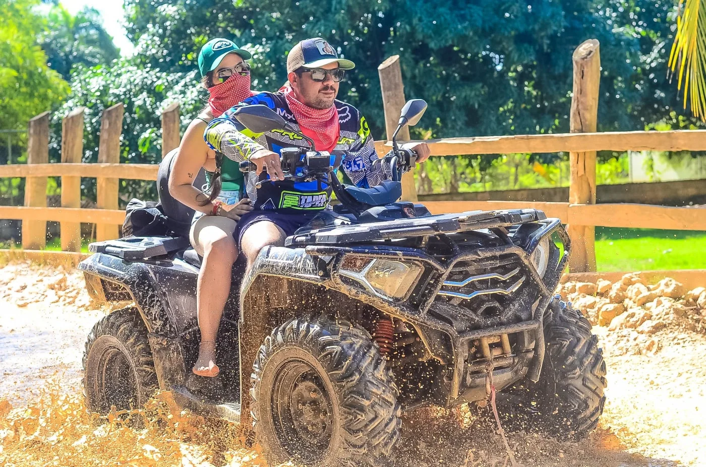 Couple en quad sur une piste boueuse à Punta Cana