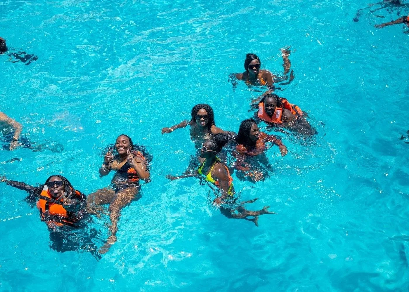 Adultes dansant sur le catamaran hip hop au large de Bávaro