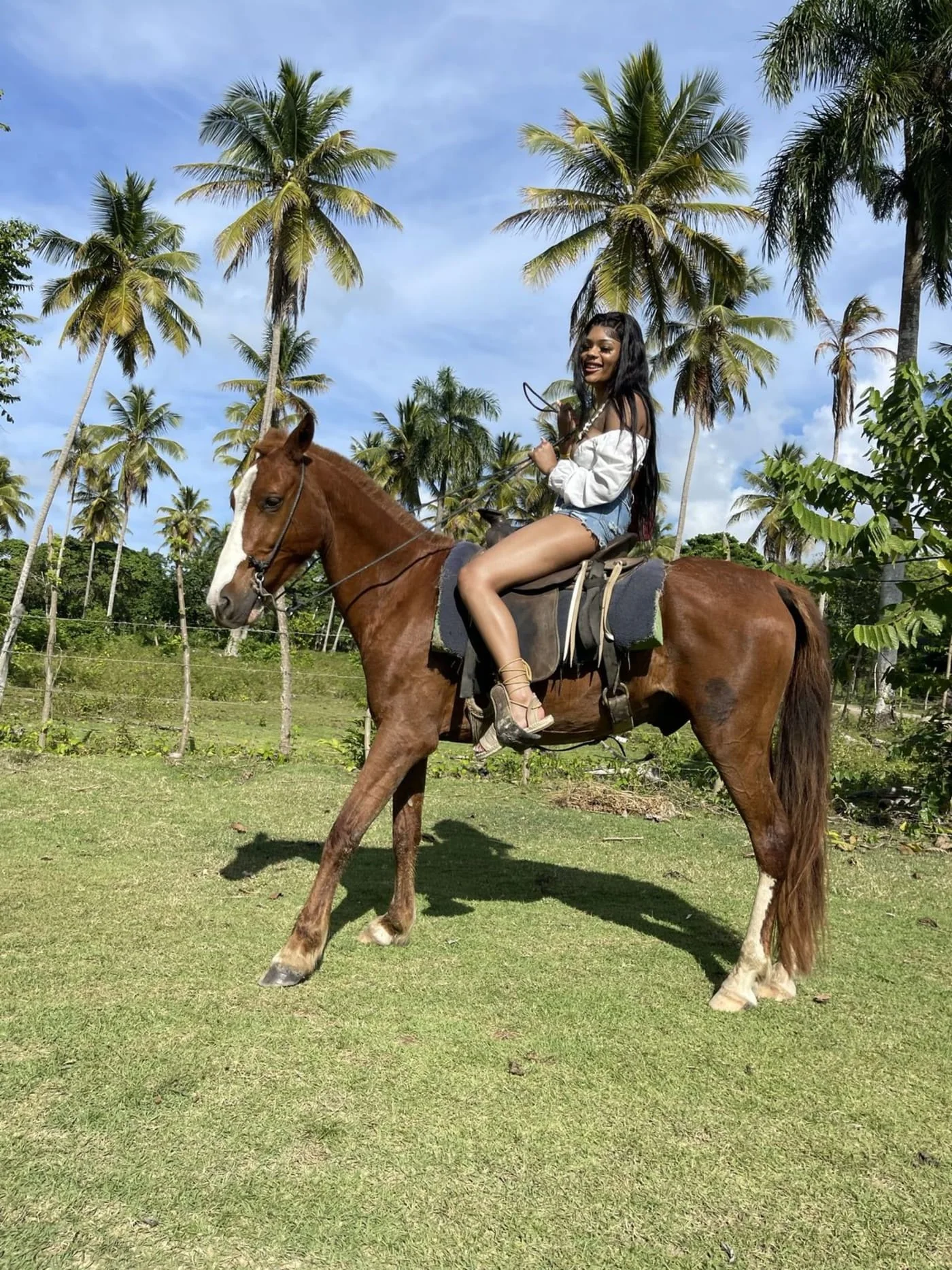 Gäste zu Pferd auf einem Landpfad bei Punta Cana