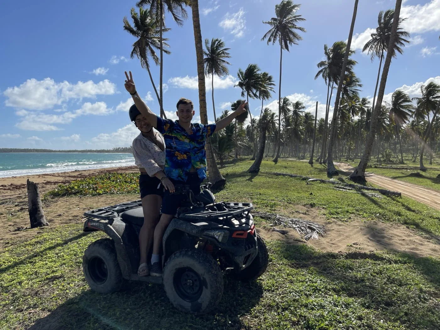 ATV-Fahrer auf einer Piste in Miches auf der Tour ab Punta Cana