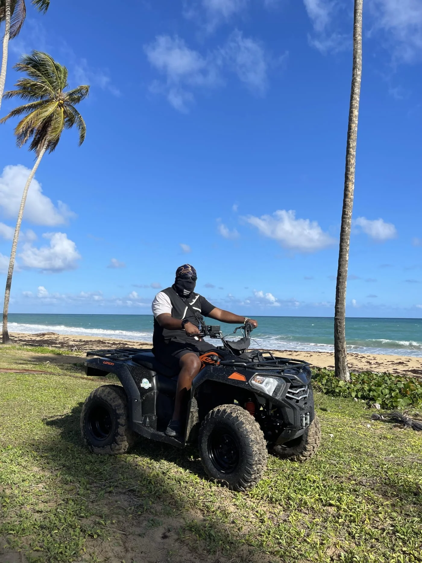 Paar auf einem Double-ATV auf einer schlammigen Piste in Miches
