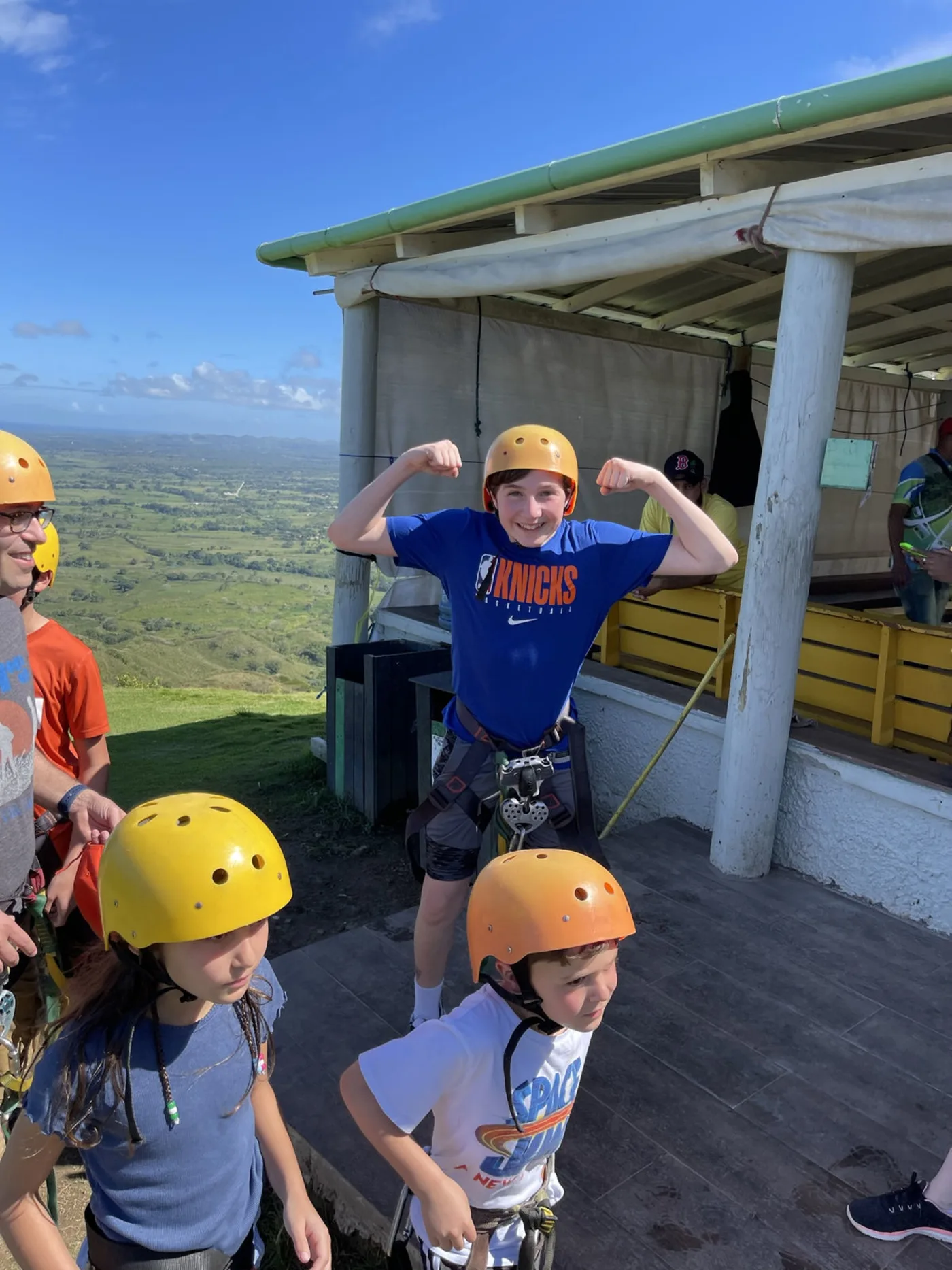 Fahrer auf einer Zipline oben auf dem Montaña Redonda, Miches