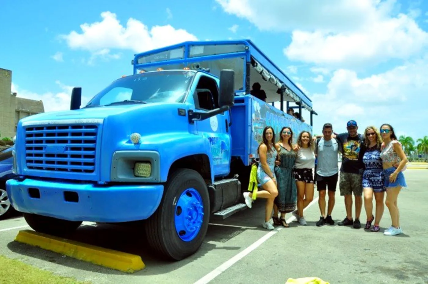 Blauer offener Truck von Supreme True Safari mit Gästen in Punta Cana